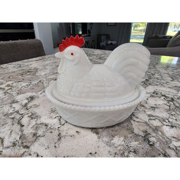 VINTAGE WESTMORELAND ROOSTER ON NEST - WHITE MILK GLASS W/ Red Accents - Picture 3 of 10